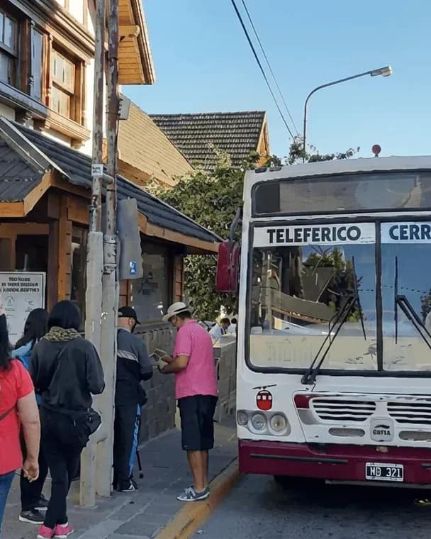 Pasajeros ascendiendo al bus de Teleférico en la cabaña del centro de la ciudad de San Carlos de Bariloche