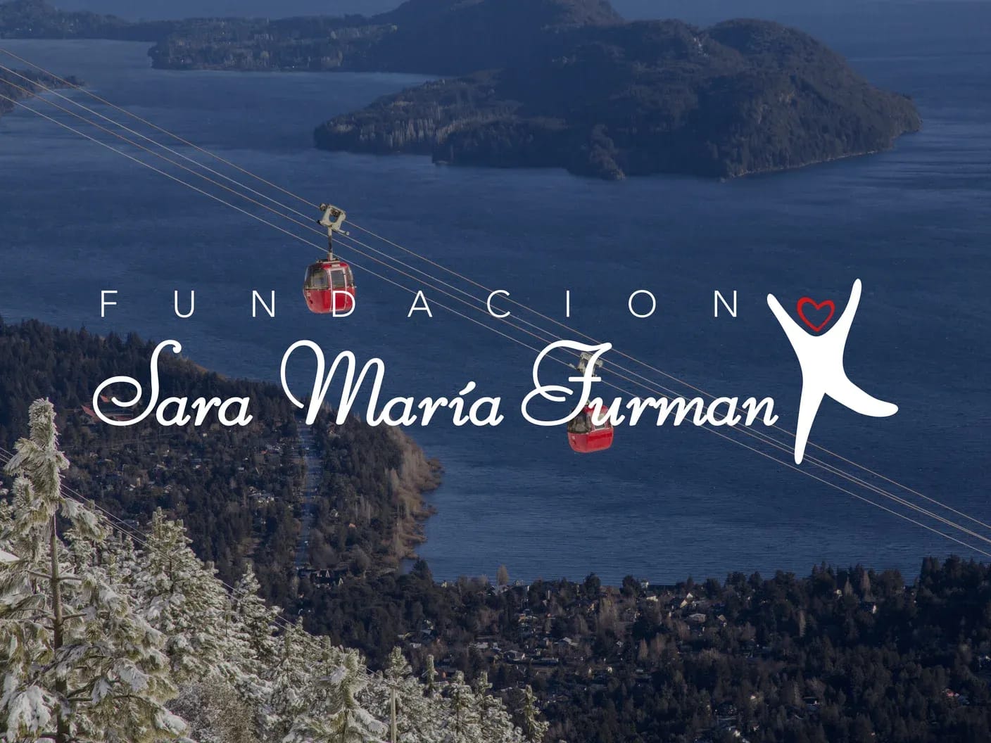 Imagen institucional de dos gondolas con el lago nahuel huapi de fondo y el logo de la fundacion Sara María Furman encima