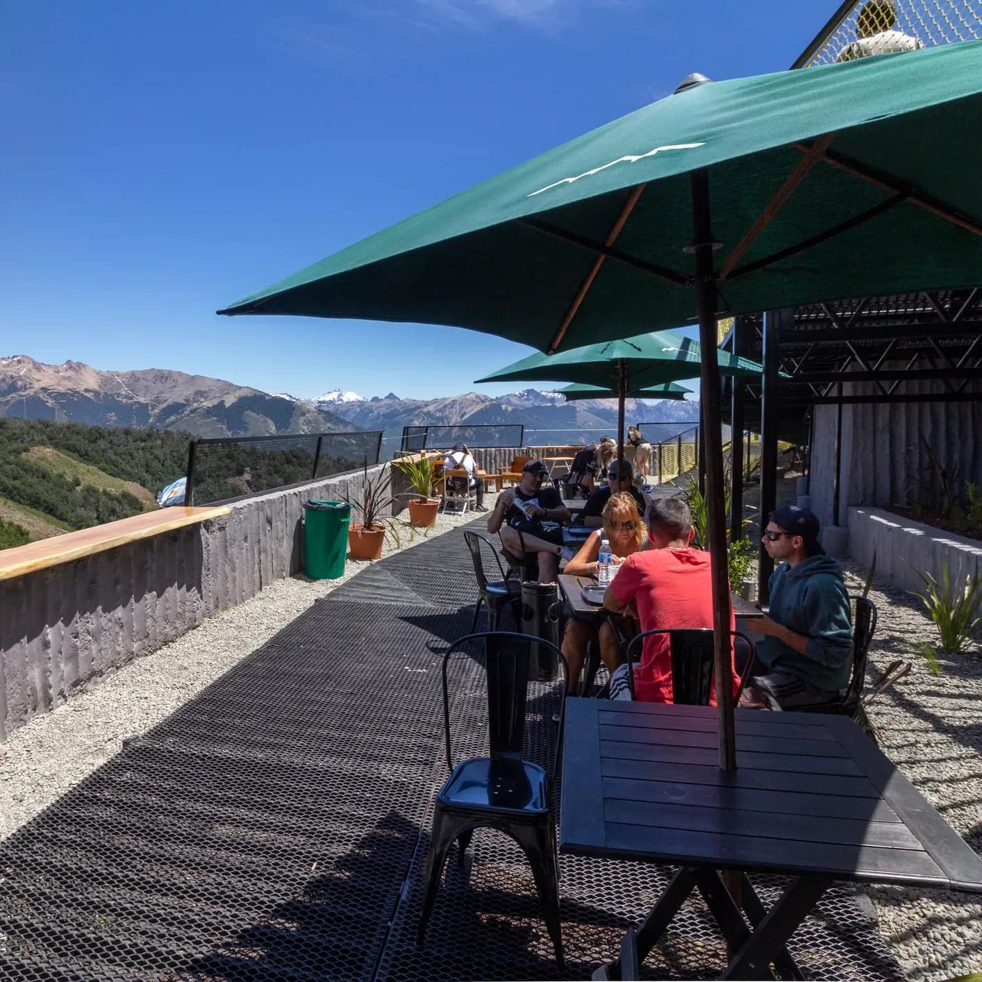Pasarelas con asientos y sombrillas en la cumbre del Cerro Otto