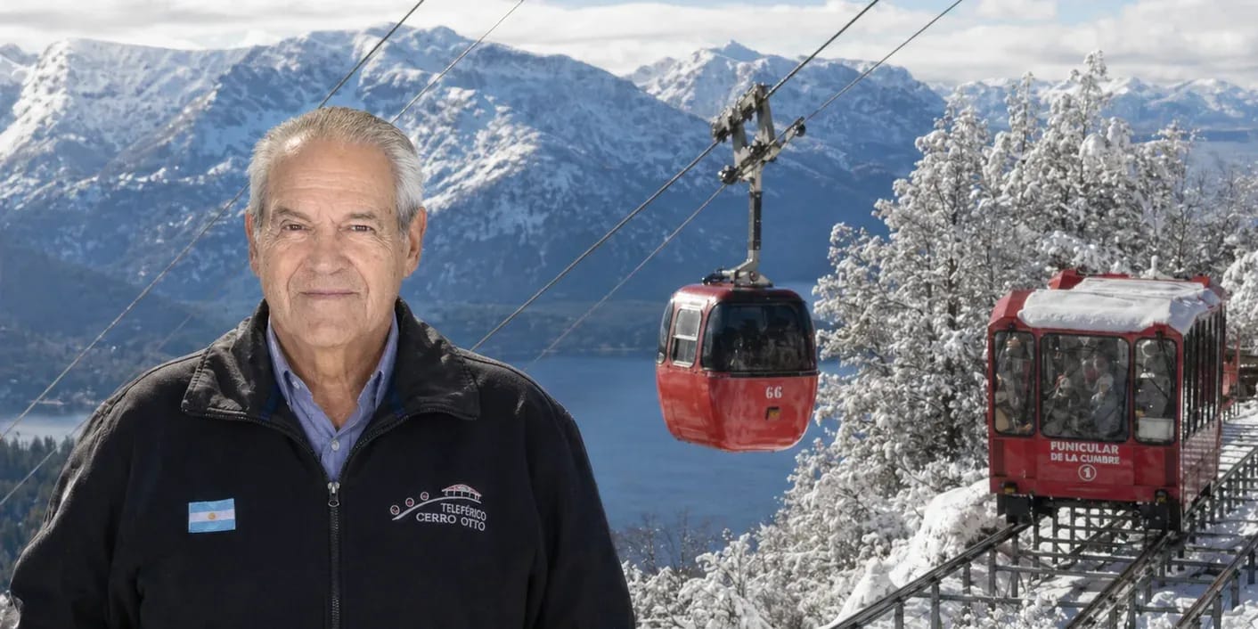Director ejecutivo del Teleférico Cerro Otto y presidente de la Fundación Sara María Furman, posando en primer plano con vista al lago y montañas nevadas, acompañado por una cabina aérea y el funicular rojo de la cumbre en funcionamiento.