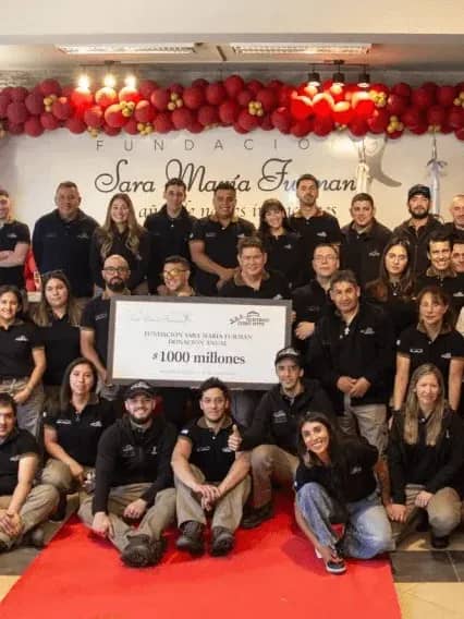 Empleados del teleférico cerro otto celebrando la donación reliazada en el salon principal de la base